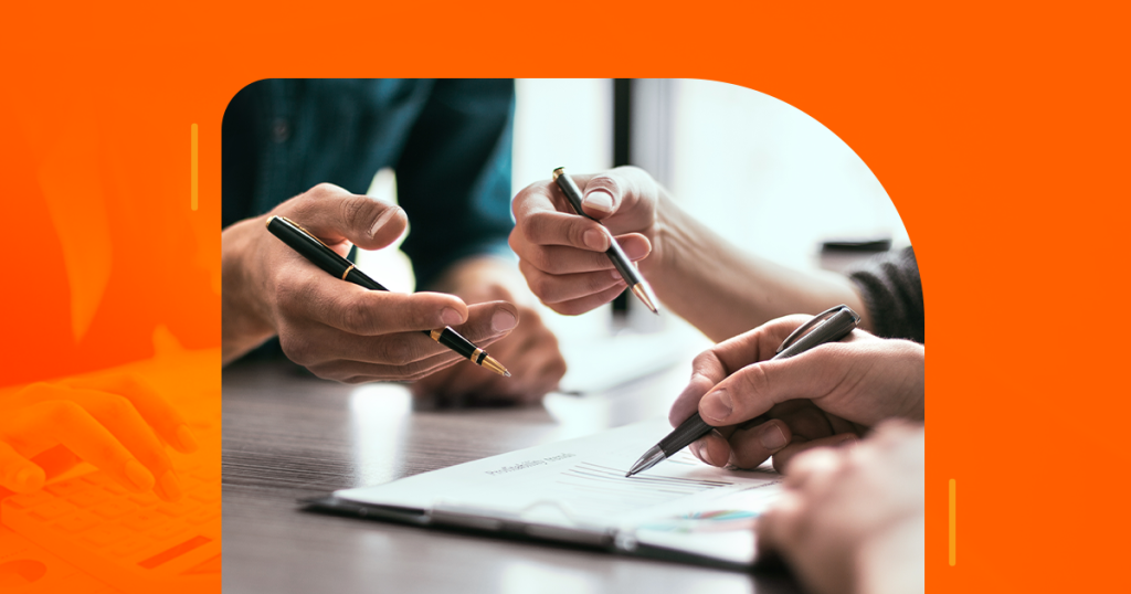 Reunião entre profissionais analisando gráficos e dados para estudo de viabilidade em projetos públicos.